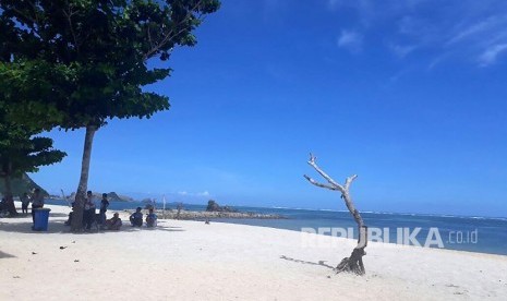 Pantai Kuta di kawasan ekonomi khusus (KEK) Mandalika, Kabupaten Lombok Tengah, NTB.