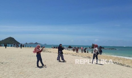 Pantai Kuta Mandalika di Lombok Tengah, NTB.