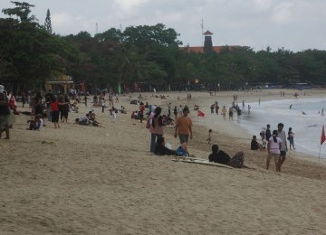 Pantai Kuta yang menjadi tujuan utama turis ke Bali