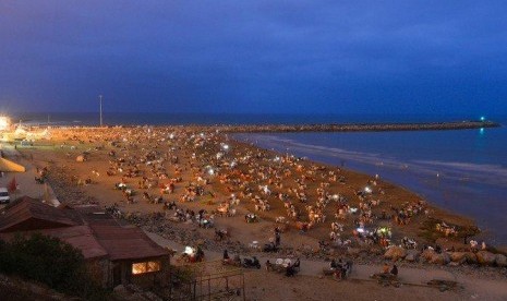 Pantai Maroko yang dipenuhi warga menanti saat berbuka puasa tiba.