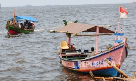 Pantai Marunda, Jakarta Utara. Baznas bersama mahasiswa penerima beasiswa membersihkan Pantai Marunda.