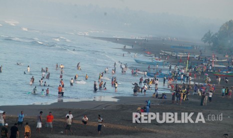 Pantai Pangandaran saat lebaran. (Republika/Edi Yusuf)  