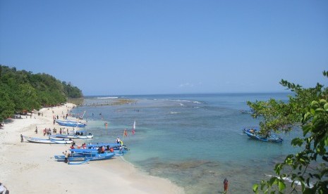 Berwisata Di Pasir Putih Pemuteran Serasa Di Kuta