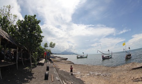 Pantai Patek, berada di Desa Gelung, Kecamatan Panarukan, Kabupaten Situbondo, Jawa Timur.