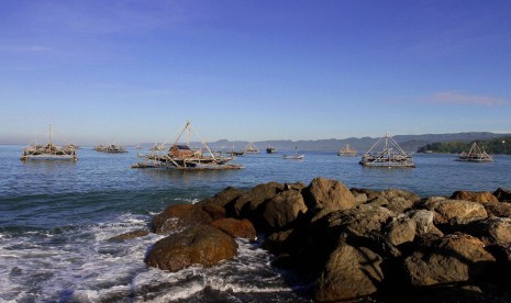 Pantai Pelabuhan Ratu di Sukabumi. Warga memadati pantai di momen libur Lebaran.