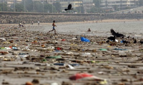 Pantai penuh sampah di Mumbai, India.