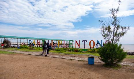 Pantai Plentong menjadi salah satu tujuan wisata masyarakat dalam mengisi liburan Lebaran tahun ini