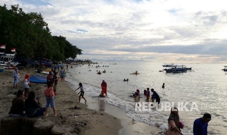 Pantai Senggigi di Lombok Barat menjadi pilihan berlibur bagi wisatawan dan juga masyarakat pada masa liburan Natal dan Tahun Baru, Senin (25/12). 