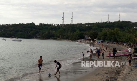 Pantai Senggigi di Lombok Barat menjadi pilihan berlibur bagi wisatawan dan juga masyarakat pada masa liburan Natal dan Tahun Baru, Senin (25/12). 