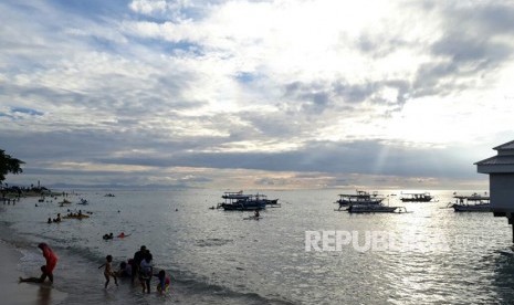 Pantai Senggigi di Lombok Barat menjadi pilihan berlibur bagi wisatawan dan juga masyarakat pada masa liburan Natal dan Tahun Baru, Senin (25/12). 