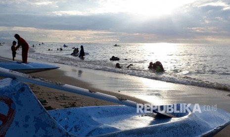 Pantai Senggigi di Lombok Barat menjadi pilihan berlibur bagi wisatawan dan juga masyarakat pada masa liburan Natal dan Tahun Baru, Senin (25/12). 