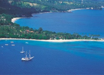 Pantai Senggigi, Lombok, salah satu andalan pariwisata NTB.