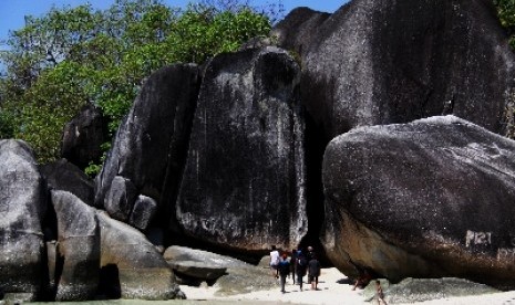 Pantai Tanjung Tinggi terletak 30 km dari Kota Tanjung Pandan itu menjadi tujuan wisata karena keindahannya dan pernah menjadi lokasi syuting film Laskar Pelangi pada tahun 2008.