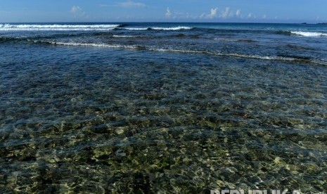 Pantai Teluk Mekaki terletak di ujung selatan barat pulau Kecil Lombok. (Republika/Wihdan)