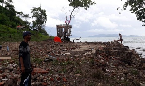 Pantai Wartawan De Mansion hancur dihantam tsunami Selat Sunda.