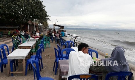 Pantai Wisata Kota Tua Ampenan menjadi destinasi wisata andalan yang ada di Kota Mataram, NTB. Letaknya yang tak jauh dari pusat kota, membuat Pantai Ampenan tidak pernah sepi dari pengunjung.