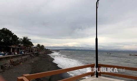 Pantai Wisata Kota Tua Ampenan menjadi destinasi wisata andalan yang ada di Kota Mataram, NTB. Letaknya yang tak jauh dari pusat kota, membuat Pantai Ampenan tidak pernah sepi dari pengunjung.