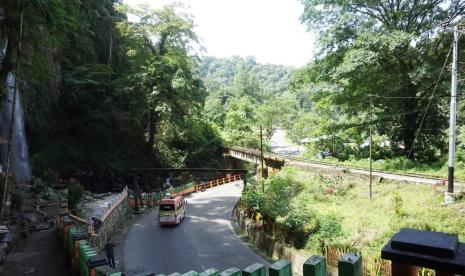 Pantauan arus lalu lintas jelang hari raya Idul Fitri di Jalan Raya Padang-Bukittinggi di Lembah Anai, Kabupaten Tanah Datar, Sumatera Barat, Jumat (22/5). Arus lalu lintas Bukittinggi-Padang dan sebaliknya pada Selasa (25/4/2023) pagi terpantau ramai lancar.