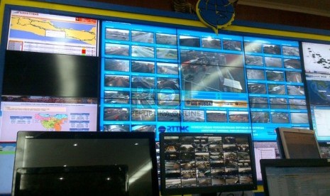 Pantauan kamera CCTV H-5 arus mudik lebaran dari posko mudik di Kementerian Perhubungan, Rabu (23/7). (Republika /Wisnu)