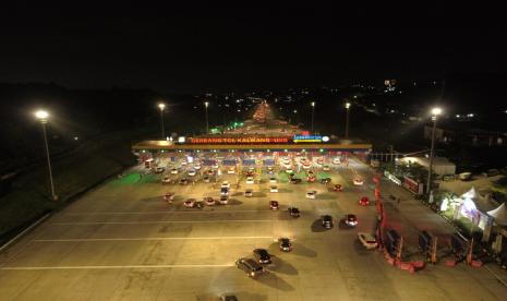 Pantauan udara Gerbang Tol Kalikangkung, Semarang, Jawa Tengah terpantau ramai lancar Sabtu (30/4/2022) Pukul 20.00 WIB.aat ini rekayasa lalu lintas satu arah atau one way pada kilometer 70 Gerbang Tol (GT) Cikampek Utama hingga kilometer 414 GT Kalikangkung sudah ditutup sejak pukul 11.48 WIB. Dengan begitu lalu lintas arah Jakarta di GT Kalikangkung kembali dibuka sejak pukul 14.00 WIB.