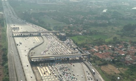 Pantauan udara kondisi Gerbang Tol Cikarang Utama (Cikarut) pukul 15.00 WIB. Sejak H-8 (7/6) hingga Selasa (12/6) terpantau 563.083 kendaraan keluar dari Jakarta melalui Gerbang Tol Cikarut. 