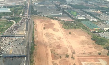 Pantauan udara kondisi Gerbang Tol Cikarang Utama (Cikarut) pukul 15.00 WIB. Sejak H-8 (7/6) hingga Selasa (12/6) terpantau 563.083 kendaraan keluar dari Jakarta melalui Gerbang Tol Cikarut. 