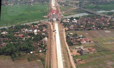 Pantauan udara kondisi Jembatan Kali Kuto di tol fungsional Batang-Semarang yang rencananya akan dibuka hari ini pukul 17.00 WIB, Rabu (13/6).