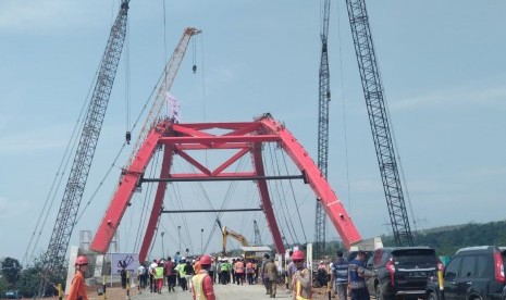 Pantauan udara kondisi Jembatan Kali Kuto di tol fungsional Batang-Semarang yang rencananya akan dibuka hari ini pukul 17.00 WIB, Rabu (13/6).