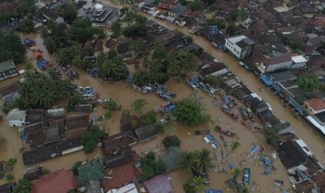 Pantauan udara saat banjir merendam wilayah Labuan, Banten akibat hujan yang mengguyur sejak malam hingga pagi hari, Rabu (26/12). 