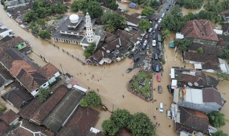 Pantauan udara saat banjir merendam wilayah Labuan, Banten akibat hujan yang mengguyur sejak malam hingga pagi hari, Rabu (26/12).