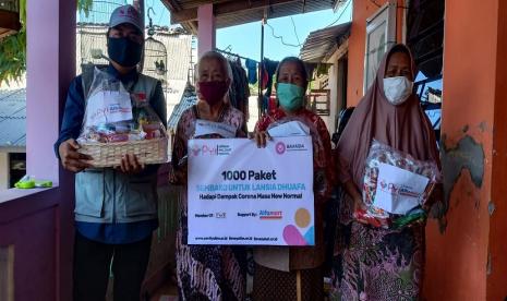 Panti Yatim Indonesia bekerja sama dengan Alfamart kota Semarang, serta didampingi oleh RW setempat menyerahkan secara langsung paket sembako tersebut kepada lanjut usia (Lansia) terdampak Covid-19, di Jalan Tegal Sari Kota Semarang, Jum’at (17/7).