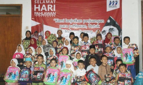 Panti Yatim Indonesia membagikan peralatan sekolah untuk 50 anak yatim dalam peringatan Hari Pahlawan 10 Nopember 2017.