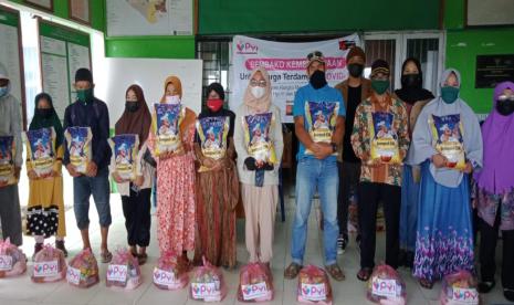 Panti Yatim Indonesia (PYI) bersama Forum Zakat (FOZ), menyalurkan bantuan paket sembako untuk warga terdampak Covid-19.