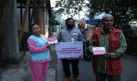 Panti Yatim Indonesia (PYI) kembali menyalurkan makanan berbuka puasa untuk dhuafa, kali ini bantuan di salurkan kepada 50 penerima manfaat. Bantuan berupa 50 paket sembako dan 50 makanan berbuka yang disalurkan di wilayah Sitimunigar, Nyengseret Kecamatan Astanaanyar Bandung, Sabtu (1/5).