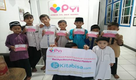  Panti Yatim Indonesia (PYI) kembali salurkan makanan berbuka puasa, kali ini makanan berbuka dibagikan kepada anak asrama yatim di Bandung.