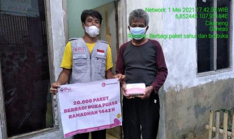 Panti Yatim Indonesia (PYI) membagikan kebahagiaan melalui Program berbagi Makanan berbuka puasa. Makanan tersebut dibagikan kepada warga dhuafa dalam kegiatan yang dilaksanakan pada Ahad (2/5) itu.