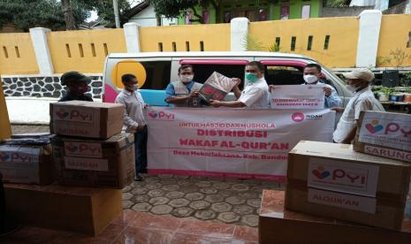 Panti Yatim Indonesia (PYI) menyalurkan Al Quran serta perlengkapan ibadah kepada 35 masjid dan mushollah. Di salurkan di Desa Mekarlaksana, Kecamatan Cikancung, Kabupaten Bandung, Rabu (5/5).