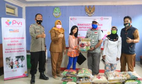  Panti Yatim Indonesia (PYI) menyalurkan bantuan paket sembako untuk penyandang disabilitas. Bantuan tersebut disalurkan kepada 52 orang Difabel berupa Paket sembako yang terdiri dari, beras, mie instan, dan sebagainya. Desa Rajamandala, Kecamatan Cipatat, Kabupaten Bandung Barat, Senin (15/3).