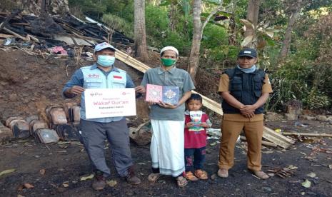 Panti Yatim Indonesia (PYI) salurkan bantuan sosial (bansos) pada korban kebakaran di Desa Caringin, Kecamatan Karangtengah, Kabupaten Garut pada Selasa (7/9). Bansos yang disalurkan berupa satu kardus pakaian layak pakai, paket sembako berisi beras, mie instan, minyak, gula, teh celup, rendang dan abon dalam kemasan serta uang biaya perbaikan sebesar Rp 1 juta.