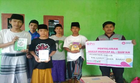 Panti Yatim Indonesia (PYI) salurkan bantuan sosial (bansos) pada korban kebakaran Pesantren Al Silmaniyyah di Cijeler  DesaLeuwi Goong, Garut, Jumat (3/6/2022).