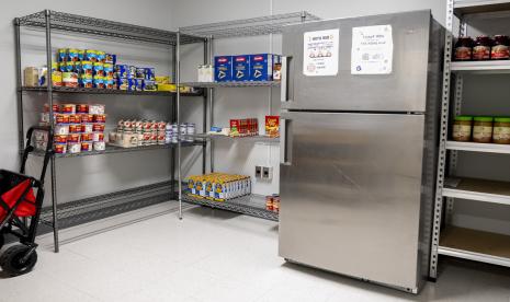 Pantry makanan di kampus Hoya Hub Universitas Georgetown menawarkan berbagai macam makanan dan perlengkapan rumah tangga bagi mahasiswa yang membutuhkan, Jumat, 9 Juni 2023 di Washington. Di Universitas Georgetown, pantry yang didanai donor adalah ruang terkunci dengan rak makanan dan perlengkapan mandi serta lemari es untuk barang yang mudah rusak. Setiap siswa yang meminta bantuan diberi kode untuk membuka kunci pintu dan pada dasarnya dapat datang dan pergi sesuai kebutuhan.