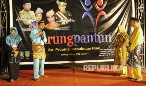 Buku Pantun Berbahasa Daerah Dibagikan Cuma Cuma Republika Online