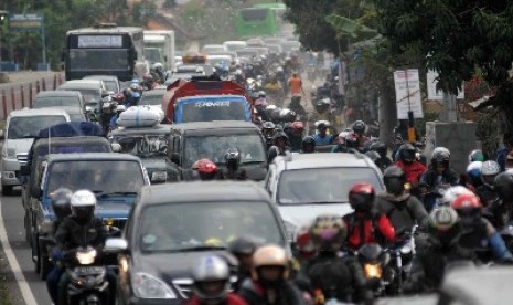 Pantura Padat. Kendaraan padat merayap di Lohbener, Jawa Barat, Jumat (25/7). Memasuki H-3 lalu-lintas jalur Pantura padat dan dibeberapa titik padat merayap dan didominasi kendaraan bermotor. H-3 ini diperkirakan menjadi puncakmudik lebaran tahun ini. 