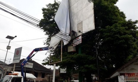 Panwaslu Kota Sukabumi dan petugas gabungan menertibkan alat perag kampanye (APK) billboard calon wali Kota Sukabumi yang melanggar aturan, Sabtu (3/3)