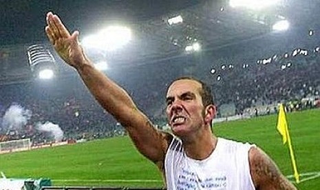 Paolo Di Canio dengan selebrasi ala penghormatan Nazi.