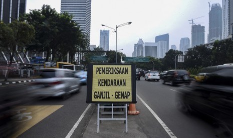 Papan bertulisakan pemeriksaan kendaraan ganjil-genap diletakan di kawasan pembatasan lalu lintas ganjil-genap di sekitar Bundaran Senayan, Jakarta, Selasa (30/8).