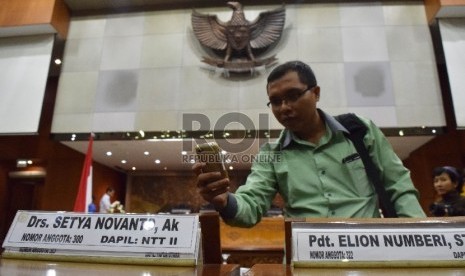 Papan bertuliskan nama Setya Novanto kembali dipasang di jajaran kursi Anggota di ruang sidang paripurna, Kompleks Parlemen, Jakarta, Kamis (17/12). 