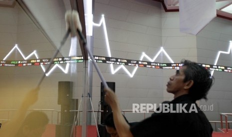 Papan elektronik yang menunjukkan pergerakan indeks harga saham gabungan (IHSG) di gedung Bursa Efek Indonesia, Jakarta, Kamis (7/9).