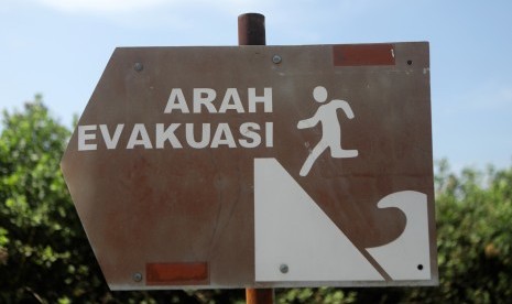 Papan evakuasi tsunami.