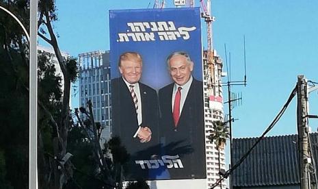 Papan iklan Likud di sisi jalan raya Ayalon yang sibuk di Tel Aviv, 3 Februari 2019. Judulnya bertuliskan 